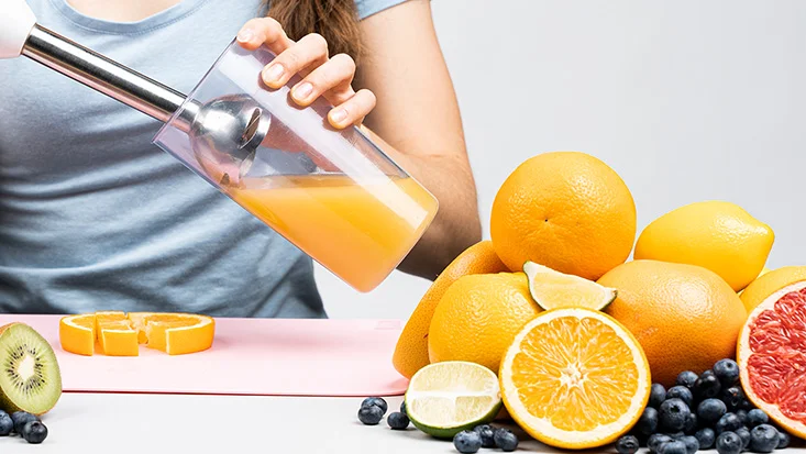 AIWA Hand Blender KENKIRI preparing orange juice